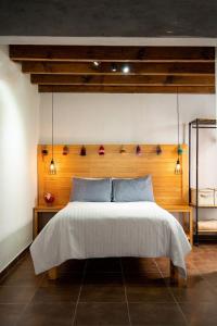ein Schlafzimmer mit einem großen Bett mit einem hölzernen Kopfteil in der Unterkunft loft Diego en San Cristóbal de las Casas in San Cristóbal de las Casas