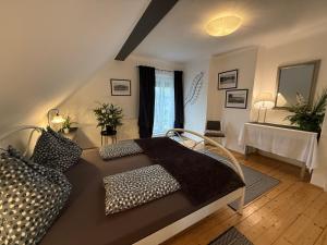 sypialnia z łóżkiem i stołem w pokoju w obiekcie Villa Komposch - adults only w mieście Reifnitz