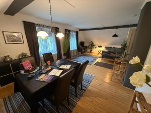 salon ze stołem jadalnym i krzesłami w obiekcie Villa Komposch - adults only w mieście Reifnitz