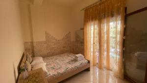 Ένα ή περισσότερα κρεβάτια σε δωμάτιο στο Lena's House Kriopigi +33 φωτογραφίες