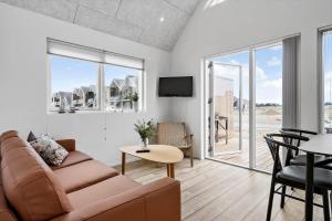 940-Hvide-Sande-Langsand-169 في فيد ساندي: غرفة معيشة بها أريكة وطاولة