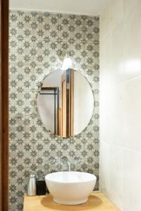 ein Badezimmer mit Waschbecken und Spiegel in der Unterkunft loft Diego en San Cristóbal de las Casas in San Cristóbal de las Casas + 32 Fotos