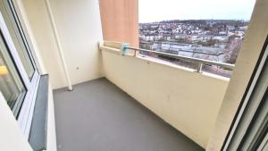 ハーゲンにあるModern 3-Room Apartment with Balcony & Free Parking & Free Wi-Fi in Hagen - HA03の市街の景色を望むバルコニー付きの客室です。