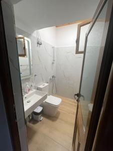 Koupelna v ubytování Arpet guesthouse + 48 fotografií