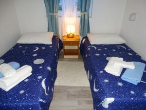 Postel nebo postele na pokoji v ubytování Beachfront apartment