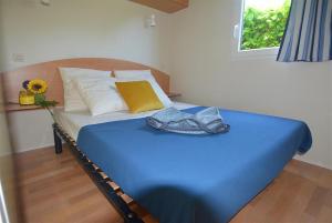 Postel nebo postele na pokoji v ubytování Camping La Touesse + 14 fotografií