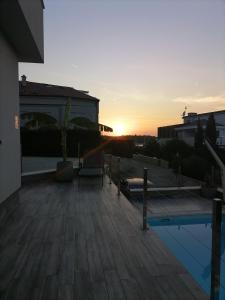 Bazén v ubytovaní Luxury Apartment near the beach with Private Pool -Exclusive Use alebo v jeho blízkosti