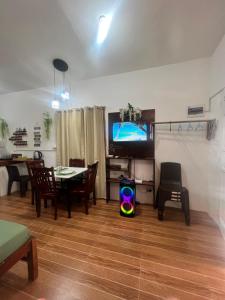 Televisyen dan/atau pusat hiburan di Eulmar Guesthouse in Olango