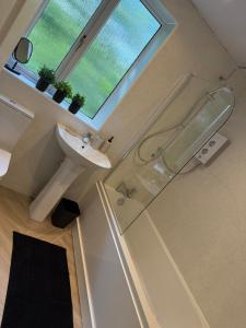 Ένα μπάνιο στο Waterside House