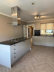 Η κουζίνα ή μικρή κουζίνα στο Waterside House