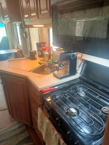 a kitchen with a stove top oven in an rv at Motorhome Casa rodante in San Mateo Río Hondo