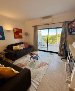 Μια τηλεόραση ή/και κέντρο ψυχαγωγίας στο Luxury Modern T2 Ocean View - Free Parking - Pool