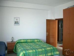 - une chambre avec un lit et une armoire en bois dans l'établissement La Vela, à Furore