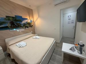 Un dormitorio con una cama con dos toallas encima. en ABT L'AURA, en Palermo