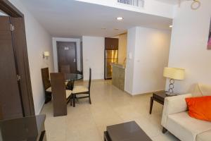 Ruang duduk di Mahogany Suites by Skyreach Group