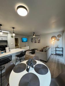 Kuchyň nebo kuchyňský kout v ubytování 4 STATE FAIR l DT Dallas l FIFA READY l Staycation 1Bd1Ba