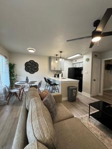 TV a/nebo společenská místnost v ubytování 4 STATE FAIR l DT Dallas l FIFA READY l Staycation 1Bd1Ba
