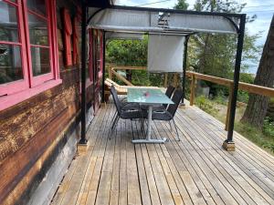 Gallery image of Cedar House Ocean View & Access in Roberts Creek +20 photos