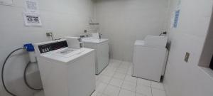 a small bathroom with two machines and a sink at Rbkº Acogedor depto cercano a Playa Amarilla in Concón +2 photos