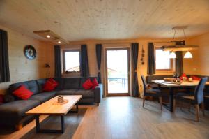 Χώρος καθιστικού στο Holzar Chalet - Feriendorf Via Claudia Haus 72
