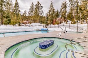 una bañera de hidromasaje con nieve en invierno en Unit 18A at Granlibakken, en Tahoe City