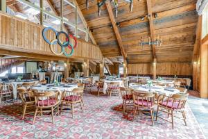 un comedor con mesas y sillas con carteles olímpicos en Unit 18A at Granlibakken, en Tahoe City 21 fotos más