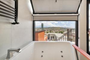 Fotografie z fotogalerie ubytování PREMIUM APARTMENTS WITH TERRACE IN OLD TBiLISI v destinaci Tbilisi City