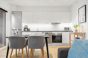 Η κουζίνα ή μικρή κουζίνα στο 921-Hvide-Sande-Langsand-180-stuen +28 φωτογραφίες
