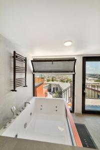 Fotografie z fotogalerie ubytování PREMIUM APARTMENTS WITH TERRACE IN OLD TBiLISI v destinaci Tbilisi City + 64 fotografií