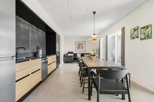 Η κουζίνα ή μικρή κουζίνα στο 924-Hvide-Sande-Langsand-137-stuen