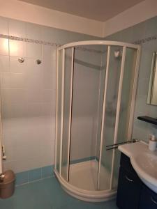 a bathroom with a shower and a sink at Appartement exposé plein sud in Menton