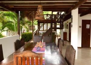 a dining room table with chairs and a chandelier at CasaBella Cabaña con Piscina Palomino in Palomino