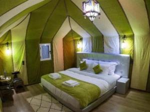 Postel nebo postele na pokoji v ubytování Expedition Luxury camp