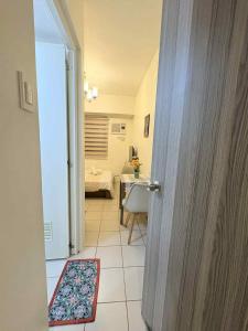 eine offene Tür zu einem Zimmer mit einem Schlafzimmer in der Unterkunft JJMC HOMESTAY 29 with Netflix and Wifi in Manila
