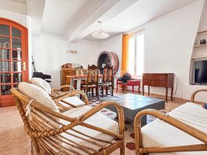 een woonkamer met stoelen en een tafel bij La Maison Ocre in Mirepeisset