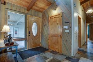 Fotografie z fotogalerie ubytování Sunriver Escape Sleeps 8 Pet Friendly SHARC Hot Tub v destinaci Bend