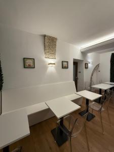 a group of tables and chairs in a room at Hotel Lieto Soggiorno in Assisi