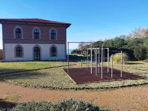a basketball hoop in front of a building at Cala Dei Mori in Livorno