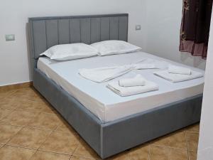 Villa E & M في فلوره: سرير عليه شراشف بيضاء ومناشف بيضاء