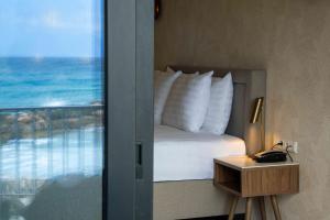 Un pat sau paturi într-o cameră la Curacao Avila Beach Hotel