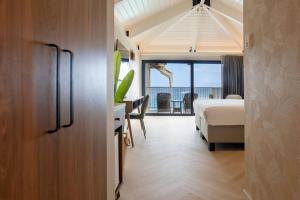 Un pat sau paturi într-o cameră la Curacao Avila Beach Hotel