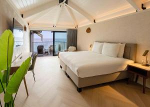 Un pat sau paturi într-o cameră la Curacao Avila Beach Hotel
