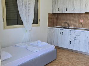 Villa E & M في فلوره: مطبخ مع سرير ومغسلة