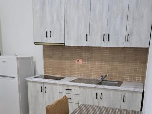 Villa E & M في فلوره: مطبخ بخزائن بيضاء ومغسلة وثلاجة +17 صورة