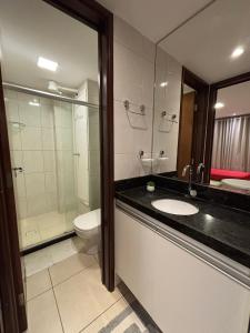 a bathroom with a toilet and a sink and a shower at Apartamento na Praia de João Pessoa in João Pessoa