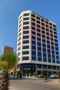 un alto edificio bianco con un cartello sopra di Gran Cavancha Suite a Iquique
