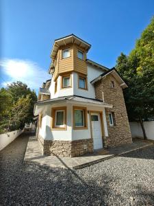 une maison sur une allée de gravier avec dans l'établissement Apart BANDURRIAS I - a 200ms del Lago Lacar, à San Martín de los Andes