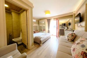 イスタンブールにあるal khalej apartのベッド1台、ソファ、キッチンが備わる客室です。 +184枚の写真