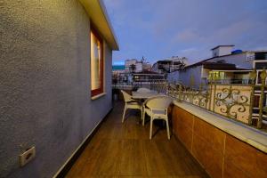 イスタンブールにあるal khalej apartの建物の上にテーブルと椅子が置かれたバルコニー