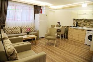 イスタンブールにあるal khalej apartのソファとテーブルとキッチンのあるリビングルーム